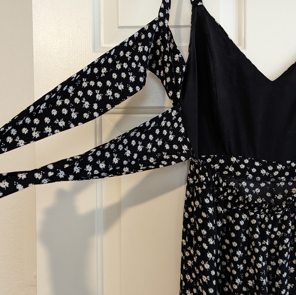 Black and White floral jumpsuit - Picture 4 of 6